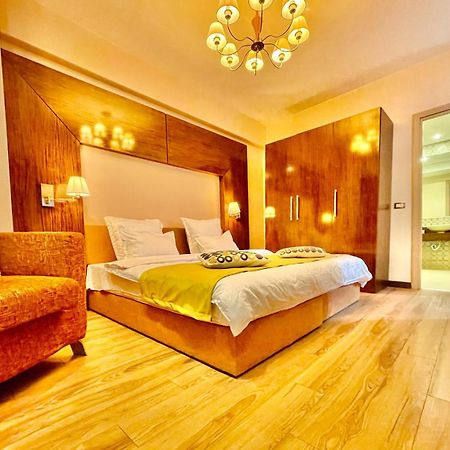 Royal Studio Apartment With A Perfect View - Yamaluxe Bucarest Exterior foto