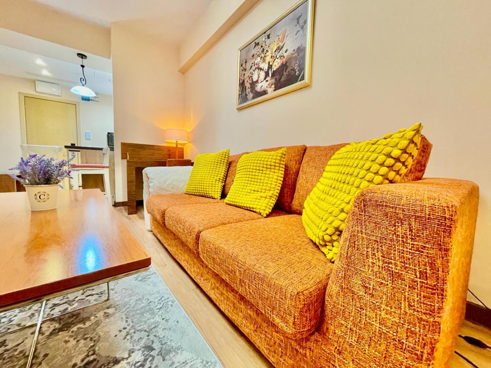 Royal Studio Apartment With A Perfect View - Yamaluxe Bucarest Exterior foto