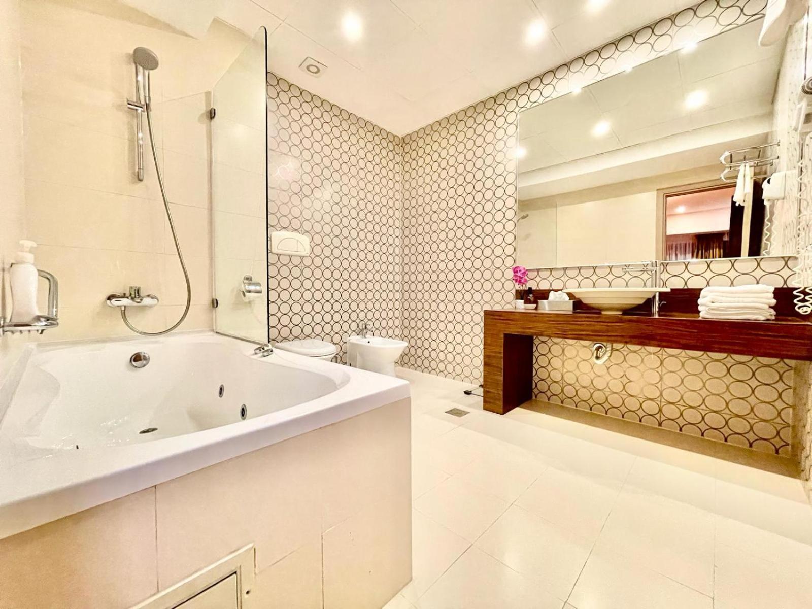 Royal Studio Apartment With A Perfect View - Yamaluxe Bucarest Exterior foto