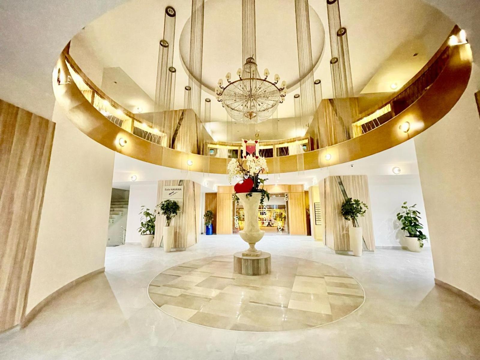Royal Studio Apartment With A Perfect View - Yamaluxe Bucarest Exterior foto