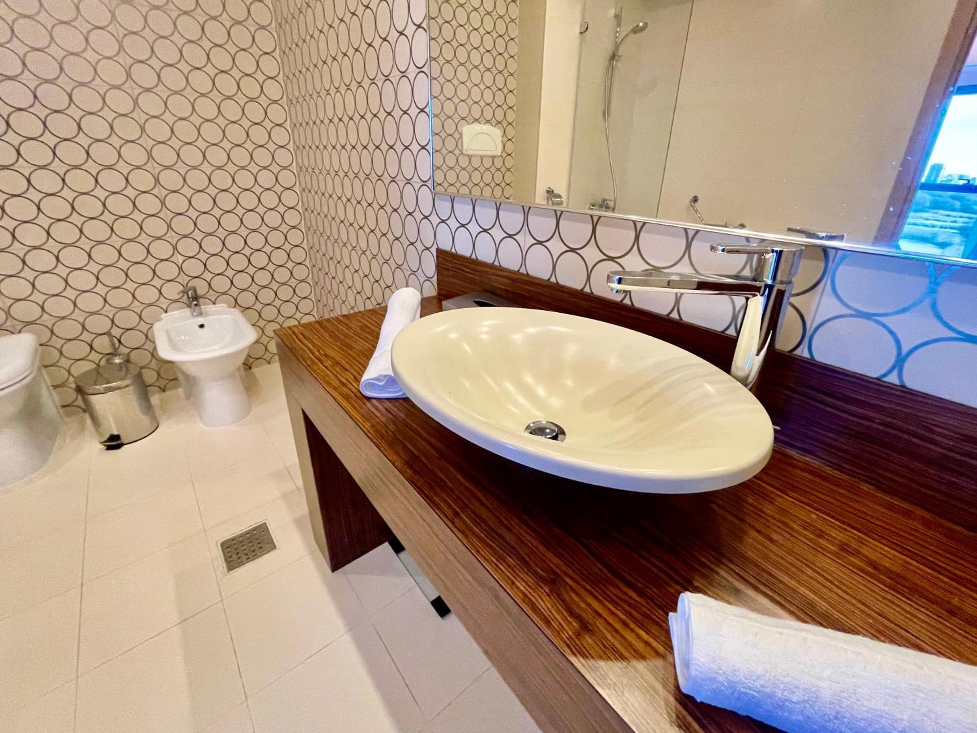 Royal Studio Apartment With A Perfect View - Yamaluxe Bucarest Exterior foto